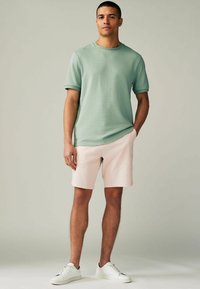 Next STRAIGHT FIT STRETCH CHINO - Rövidnadrágok - light pink