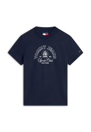 Camiseta azul marino de Tommy Jeans con texto y logo blancos "Tommy Jeans Sports Club New York 1985" en el frente y una pequeña bandera en la manga.