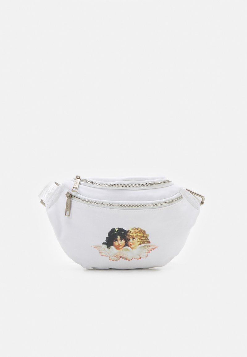 Biała torba wykonana z tkaniny o zakrzywionym kształcie, z dwoma aniołami nadrukowanymi na froncie. Posiada dwa srebrne zamki błyskawiczne oraz teksturowaną powierzchnię.
