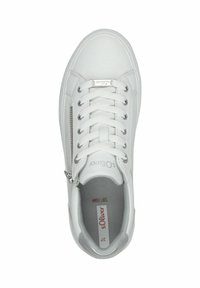 Zapatilla blanca con un exterior sintético suave, punta redonda y sistema de cordones. Detalle de cremallera plateada en el lateral y forro interior gris.