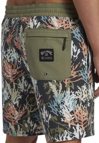 Shorts de bain avec un motif de récif corallien multicolore en bleu, rose et vert. Fabriqués en matériau léger, ils comprennent une poche arrière.