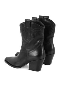 Schwarze Leder-Cowboy-Stiefel mit spitzen Zehen und dekorativen Nähten. Die Absätze verfügen über ein leicht strukturiertes, gestapeltes Design für Stabilität.