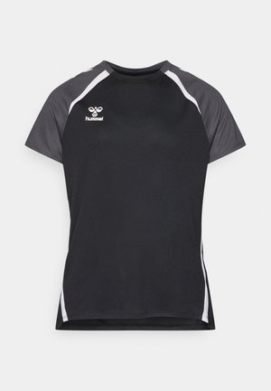 T-shirt de sport noir avec des manches courtes, accents gris sur les épaules et bandes blanches sur les côtés. Présente un logo sur le côté supérieur gauche.