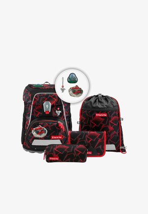 Rugzakset bestaande uit een hoofdrugzak, een trekkoordtas, twee etuis en sleutelhangers. Zwarte stof met rode hoekige patronen en accenten.