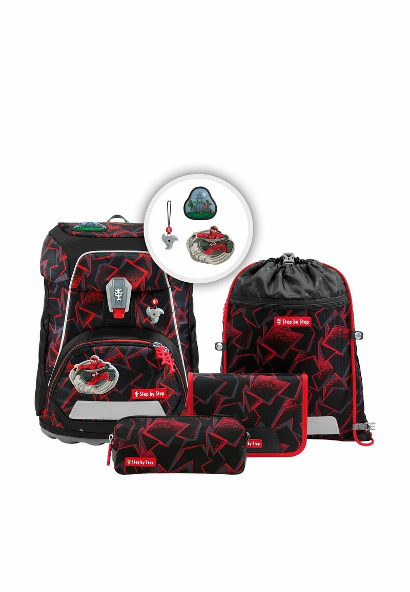 Set di zaini composto da uno zaino principale, una borsa con coulisse, due astucci e portachiavi. Tessuto nero con motivi angolari rossi e dettagli rossi.