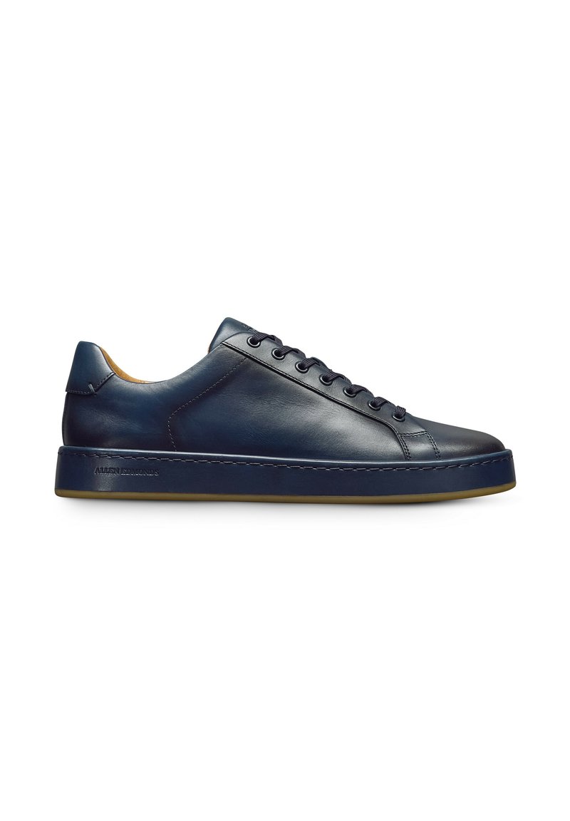Baskets en cuir bleu marine avec un bout arrondi, fermeture à lacets et doublure intérieure contrastante marron. Semelle robuste avec des détails de couture subtils.