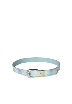 Cintura da donna iridescente azzurro chiaro con fibbia rettangolare argento e fori regolabili, distesa su sfondo bianco.