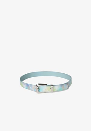 Ceinture femme irisée bleu clair avec boucle rectangulaire argentée et trous ajustables, posée à plat sur fond blanc.