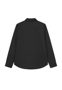 Camisa negra de manga larga, tela suave, cuello clásico, puños abotonados, dobladillo curvado y sutil detalle de yugo en la parte posterior.