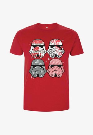 Rode katoenen T-shirt met vier ontwerpen van stormtrooper-helmen in grijs, wit en zwart, met verschillende patronen en feestelijke accenten.