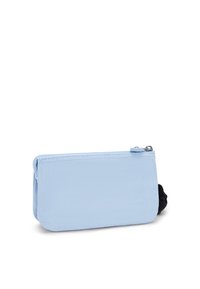 Piccolo sacchetto in tessuto blu chiaro con chiusura a zip e un piccolo pompon nero come decorazione. Texture liscia, forma rettangolare, design compatto.