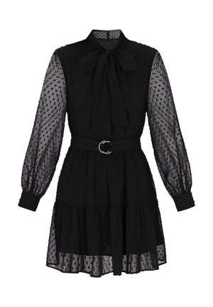 Rochie neagră cu mâneci lungi, din material transparent, textură cu buline, guler cu fundiță, talie strânsă cu o cataramă argintie și fusta cu volane suprapuse.