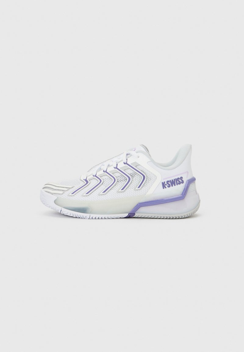 Λευκό και ανοιχτό μοβ αθλητικό παπούτσι K-Swiss με επάνω μέρος από δίχτυ, γεωμετρικά σχέδια στο πλάι, κλείσιμο με κορδόνια και επενδεδυμένη σόλα πάνω σε ανοιχτό φόντο.