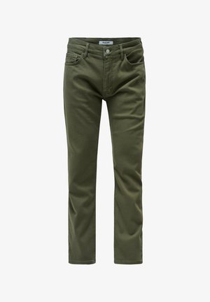 Jeans da uomo verde oliva a gamba dritta con tasche frontali, passanti per cintura, chiusura con bottoni ed etichetta del marchio visibile in vita.
