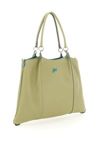Borsa tote in pelle verde con doppio manico, dettagli in argento, accenti blu e logo a rilievo. Texture liscia, design spazioso e forma strutturata.