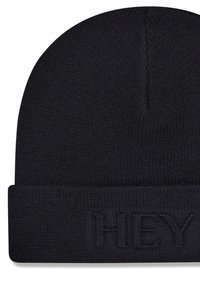 Zwarte gebreide beanie met een omgeslagen boord, voorzien van een geborduurde "HEY" in bijpassend zwart garen. Zachte textuur, afgeronde ontwerp.