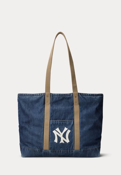 Τσάντα tote από τζιν με ταμπά χερούλια και μπροστινή τσέπη με λευκό διασταυρούμενο λογότυπο "NY".
