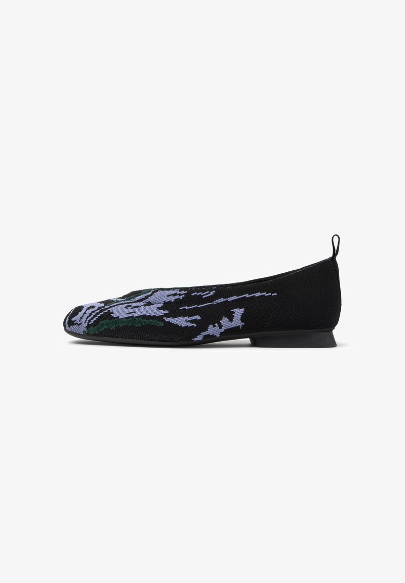 Zapato plano negro con intrincados patrones florales en púrpura y verde, con un tacón bajo y una lengüeta en la parte posterior para facilitar su uso.