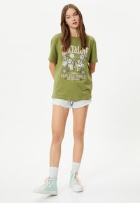Koton CREW NECK SHORT SLEEVE PRINTED  - Camiseta estampada - khaki