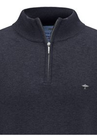 Granatowa rozpinana bluza z prążkowanym kołnierzem. Posiada małe haftowane logo na piersi oraz gładki, teksturowany materiał.