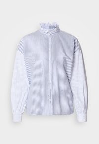 Blouse blanche à manches longues avec des rayures verticales bleues, col montant à volants, fermeture boutonnée devant et manches avec poignets.
