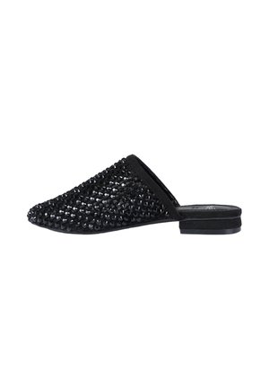 Scarpa mule nera senza lacci con punta appuntita, decorata con piccole perline nere lucide e tacco piatto su sfondo bianco.