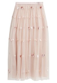 Lichtroze tule midi-jurk met een geraffineerde taille, gelaagd ontwerp en verspreide hartversieringen van roségouden en zilveren pailletten.