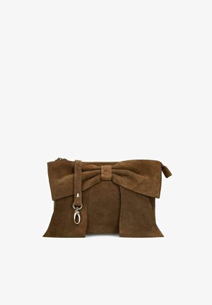 Bruine suède clutch met een grote strikdetail aan de voorkant, ritssluiting en een afneembare band met zilverkleurige hardware-accenten.