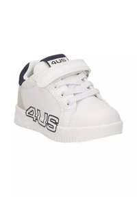 Sneakers bianchi per bambini con un accento blu navy sul tallone e una cinghia in velcro. Presentano una suola in gomma e un marchio "4US" nero sul lato.