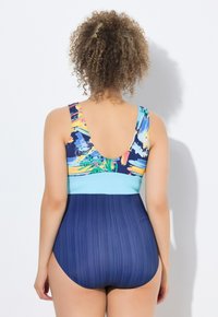 Maillot de bain une pièce multicolore avec une bande supérieure bleue et un bas texturé bleu foncé, doté d'un dos plongeant et de larges bretelles.