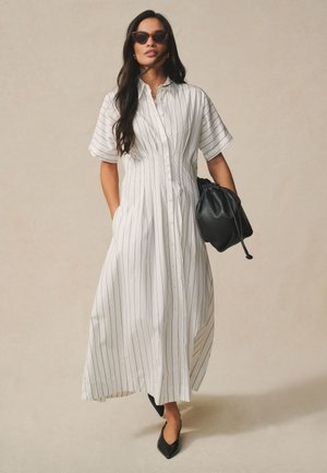 Next REGULAR FIT - SHORT SLEEVE CINCHED WAIST MIDI  - Košilové šaty - monochrome white with black stripe