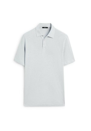 Polo bleu clair en coton, doté d'un col classique, de manches courtes et d'une patte de boutonnage à trois boutons. Tissu doux et texturé.