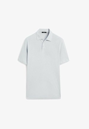 Polo bleu clair en coton, doté d'un col classique, de manches courtes et d'une patte de boutonnage à trois boutons. Tissu doux et texturé.