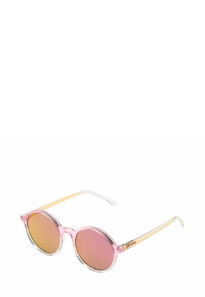 Lunettes de soleil rondes avec une monture transparente rose, des verres dégradés bruns et des accents clairs ; légères avec des branches de couleur claire.