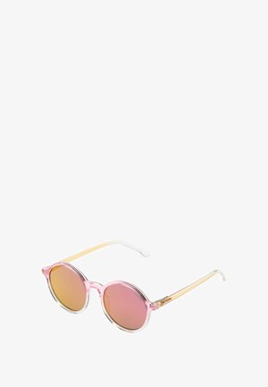 Lunettes de soleil rondes avec une monture transparente rose, des verres dégradés bruns et des accents clairs ; légères avec des branches de couleur claire.