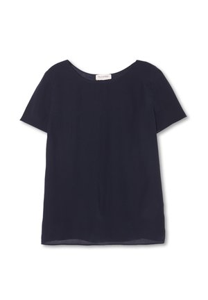 Granatowa bluzka z krótkim rękawem, wykonana z lekkiego, gładkiego materiału, o okrągłym dekolcie i luźnym kroju. Brak widocznych wzorów lub elementów metalowych.