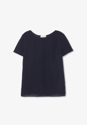 Granatowa bluzka z krótkim rękawem, wykonana z lekkiego, gładkiego materiału, o okrągłym dekolcie i luźnym kroju. Brak widocznych wzorów lub elementów metalowych.