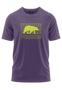 T-shirt viola a maniche corte realizzata in materiale morbido, con un design geometrico di un orso giallo e il testo "FORSBERG" in grassetto.