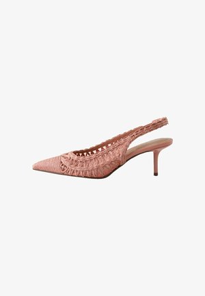 Scarpa slingback intrecciata rosa con punta a punta e tacco sottile di media altezza, caratterizzata da dettagli intrecciati intricati lungo la tomaia.