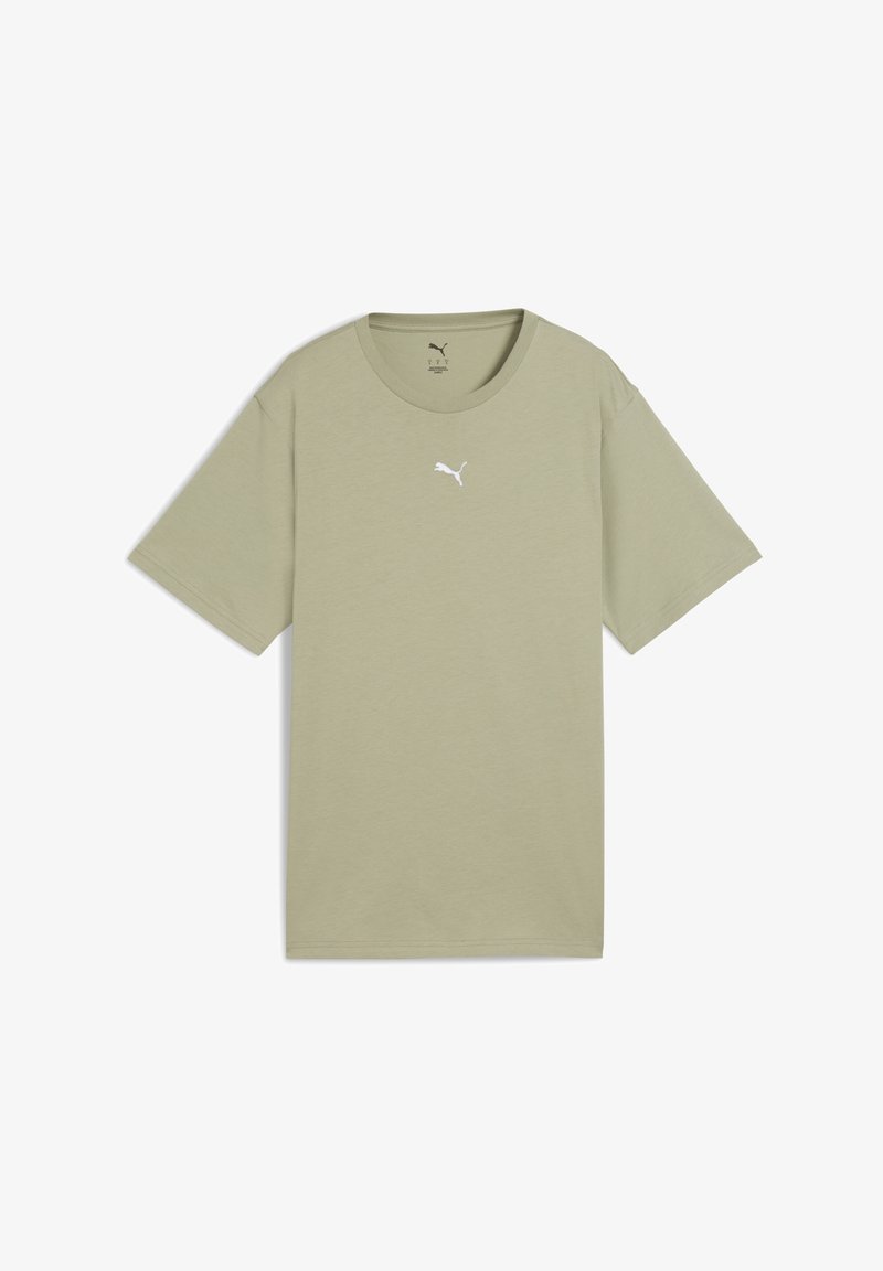 Īsām piedurknēm T-krekls gaisā olīvzaļā kokvilnā, ar baltu Puma logotipu uz krūtīm un klasisku apļa kakla dizainu.