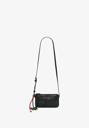 Fekete keresztpántos táska virágmintás kivágott dizájnnal, állítható pánttal és díszes pillangómedállal, piros és sárga részletekkel.