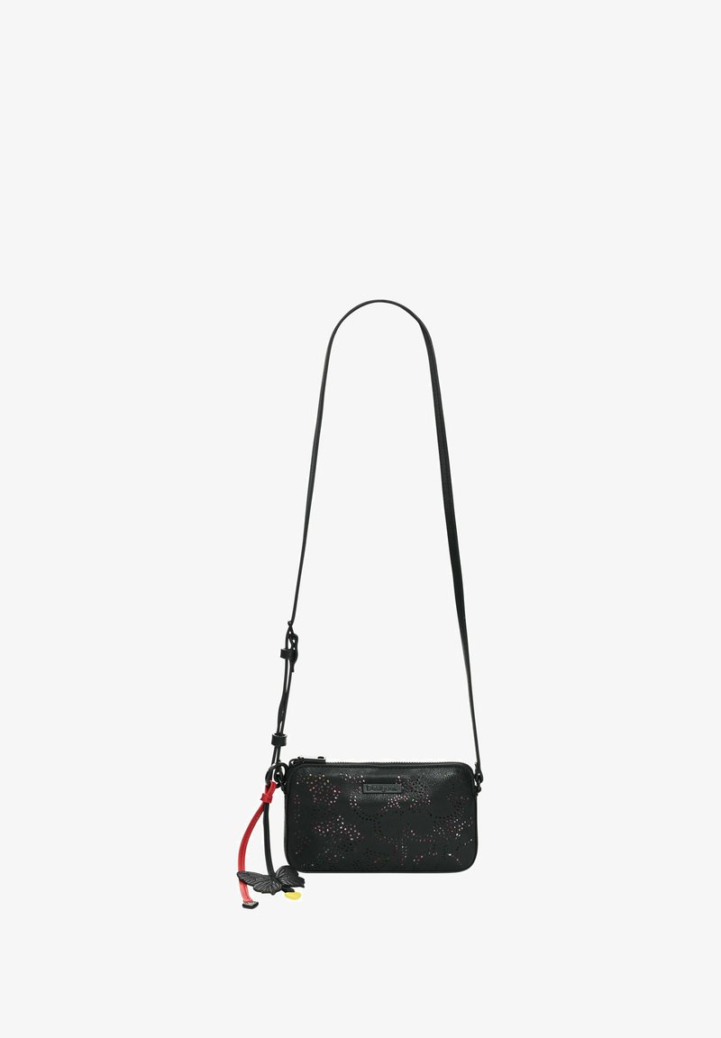 Mustast õlakotist, millel on lillelise lõikekujundusega mustrid, reguleeritav rihm ja dekoratiivne liblikamotiiv punaste ja kollaste aktsentidega.