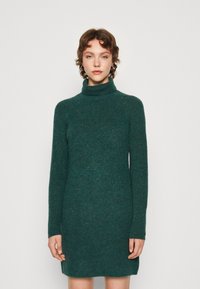 Pieces PCELLEN HIGH NECK - Stickad klänning - trekking green