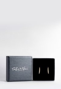 Scatola di gioielli nera con texture e logo del marchio. All'interno, due orecchini attorcigliati d'oro e d'argento su velluto nero.