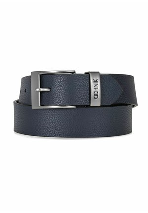 Granatowy skórzany pasek o fakturowanej powierzchni z srebrną prostokątną klamrą oraz metalową sprzączką z grawerem "QCHNIK".