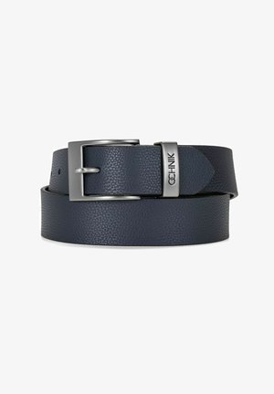 Granatowy skórzany pasek o fakturowanej powierzchni z srebrną prostokątną klamrą oraz metalową sprzączką z grawerem "QCHNIK".