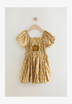 Geel bloemenjurk met pofmouwen, vierkante halslijn, gathered taille en een uitsparing aan de achterkant. Patroon heeft witte en blauwe plantmotieven.