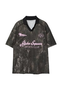Kortærmet, sort sportstrøje med et struktureret mønster. Har en v-hals, sort krave, og pink logoer for "Alpha Squaze Sports Club" og "New Heights."
