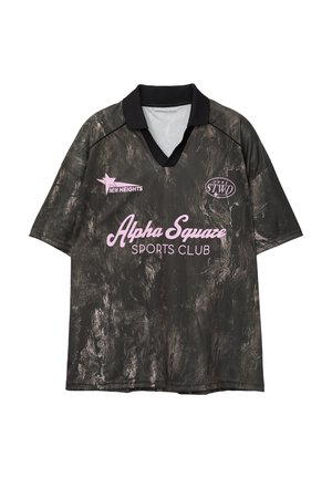 Rövid ujjú, fekete sportmezt textúrált mintával. Jellemzője a V-nyakú, fekete gallér, valamint a rózsaszín logók az "Alpha Squaze Sports Club" és a "New Heights" felirattal.