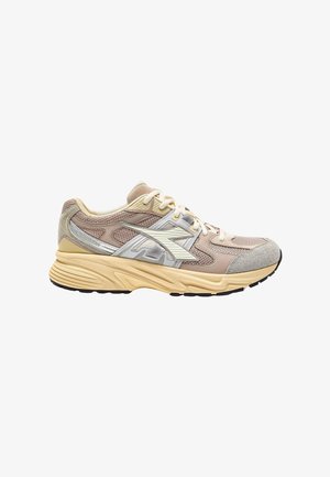 Beige og cremefarvet atletiksneakers med mesh- og ruskindspaneler, chunky sål, off-white snørebånd og et sølvfarvet logo på siden.